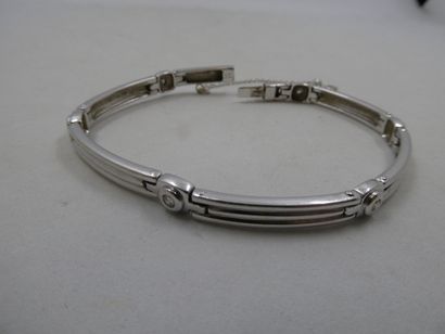 1 Bracelet Or gris 18kt articulé et diamants...