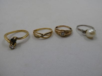 1 Bague Or gris 18kt perle et diamants 3,14g...