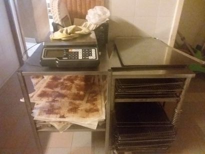 deux dessertes métallique 
balance