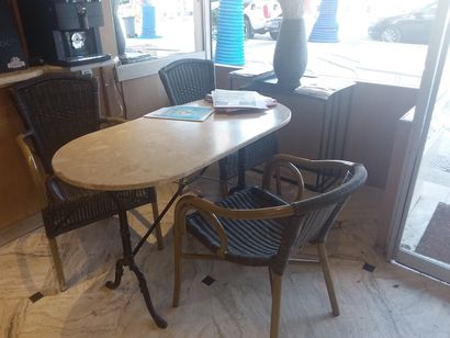 table bistrot 
trois fauteuils en résine...