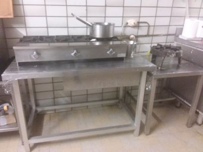 table en inox
trois feux