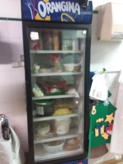 vitrine å boisson de marque ORANGINA