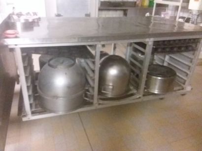 table à dosseret en inox
table en inox