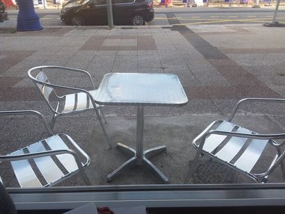 3 tables métallique 
5 chaises