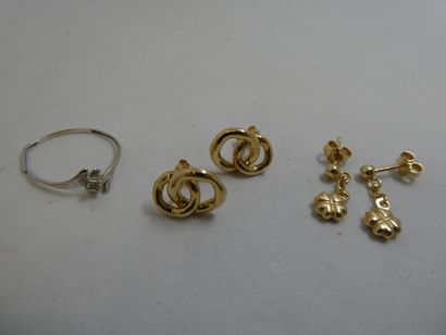 1 Bague Or gris 18kt et pierre 0,55g 2 Paires...