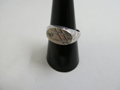 1 Bague Or gris 18kt et pierre 6,38g