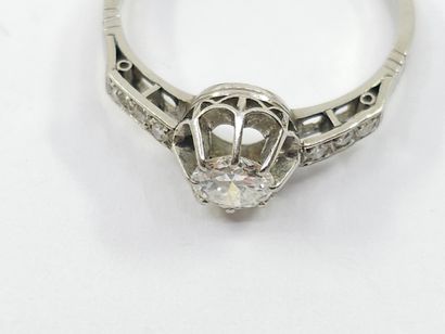 BAGUE en or gris ornée d'un diamant, taille...