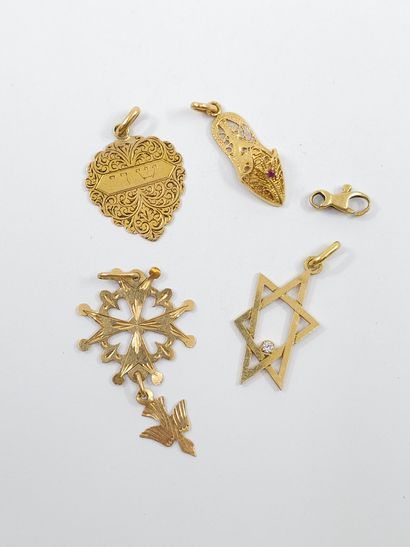 LOT of 750° gold including :
Three rings
Four...