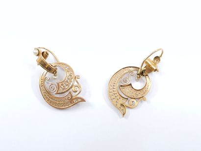 PAIRE de boucles d'oreilles en or jaune 750°...