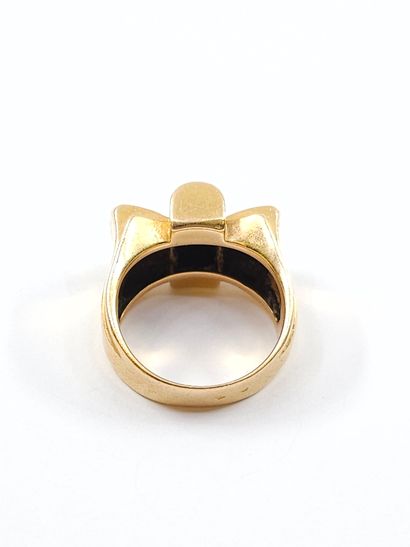 BAGUE TANK en or jaune 750° sertie de pierres...
