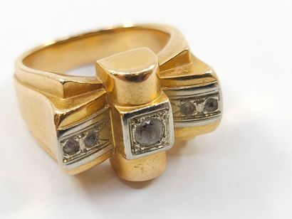 BAGUE TANK en or jaune 750° sertie de pierres...