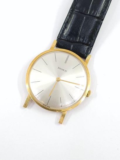 DOXA
Montre bracelet, boîtier rond en or...