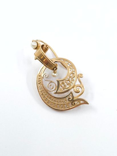 PAIRE de boucles d'oreilles en or jaune 750°...