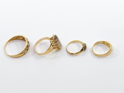 LOT of 750° gold including :
Four rings set...