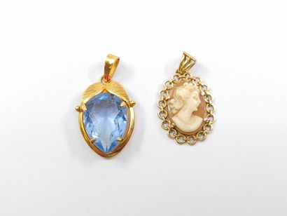 LOT d'or 750° comprenant :
Deux pendentifs...