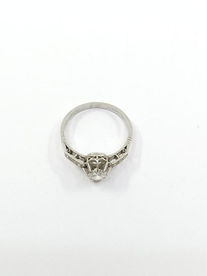 BAGUE en or gris ornée d'un diamant, taille...