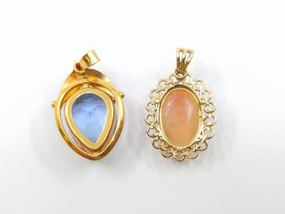 LOT d'or 750° comprenant :
Deux pendentifs...
