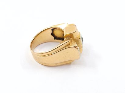 BAGUE TANK en or jaune 750° sertie de pierres...
