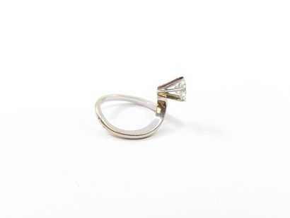 BAGUE en or gris 750° ornée d'un oxyde de...