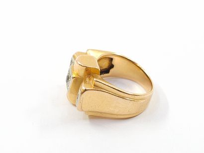 BAGUE TANK en or jaune 750° sertie de pierres...