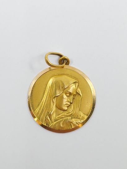 Virgin Mary medal pendant in yellow gold...
