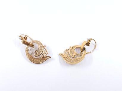 PAIRE de boucles d'oreilles en or jaune 750°...