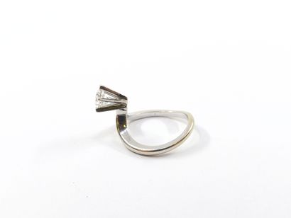 BAGUE en or gris 750° ornée d'un oxyde de...