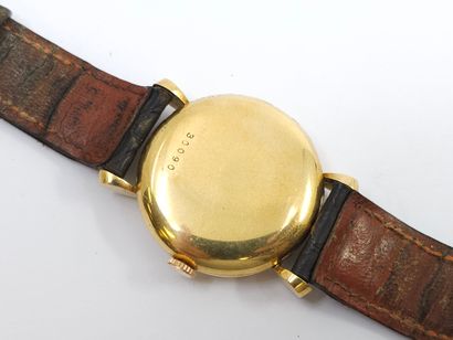 LIP 
Montre bracelet, boîtier rond en or...