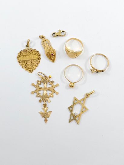 LOT of 750° gold including :
Three rings
Four...