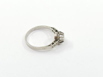 BAGUE en or gris ornée d'un diamant, taille...