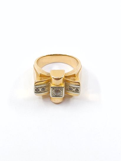 BAGUE TANK en or jaune 750° sertie de pierres...