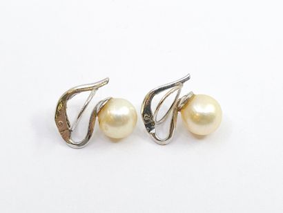 PAIRE de boucles d'oreilles en or gris 750°...