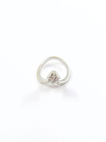 BAGUE en or gris 750° ornée d'un oxyde de...