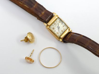 LOT d'or 750 comprenant : 
Une alliance 
Deux...