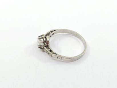 BAGUE en or gris ornée d'un diamant, taille...