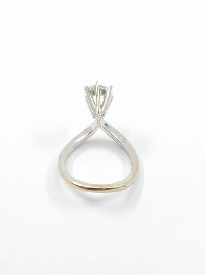 BAGUE en or gris 750° ornée d'un oxyde de...