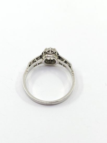 BAGUE en or gris ornée d'un diamant, taille...