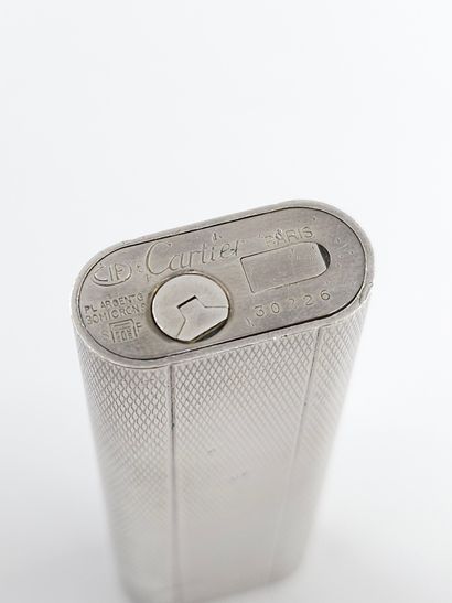CARTIER 
Elegant briquet en métal argenté...