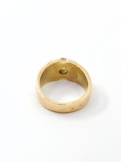 RING in 750° yellow gold set with an old-cut...