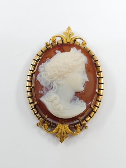 BROCHE CAMEE sur agate représentant une femme...