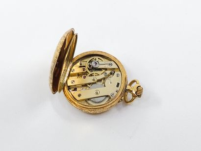 MONTRE de col en or jaune 750° finement ciselée...