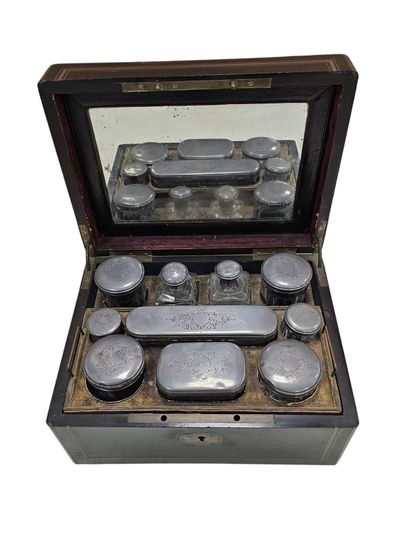 NECESSAIRE DE VOYAGE
Dans un coffret en bois...