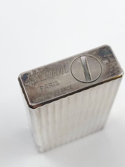 DUPONT 
Briquet en métal argenté 
Dans sa...