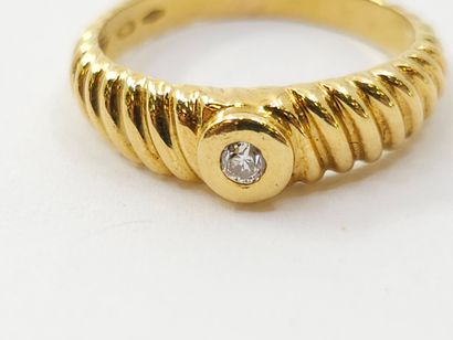 RING in 750° yellow gold set with a diamond...