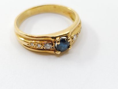 RING in yellow 750° set with a sapphire and...