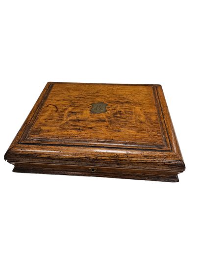 COFFRET A BIJOUX EN BOIS ET METAL 
Ouvrant...