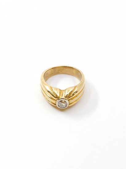 RING in 750° yellow gold set with an old-cut...