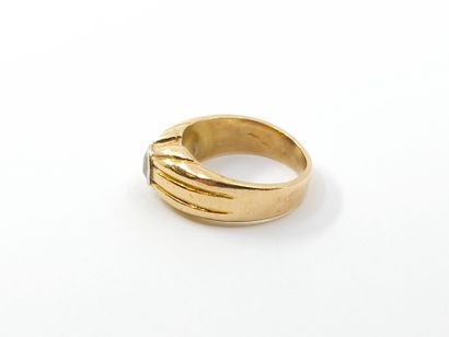 RING in 750° yellow gold set with an old-cut...