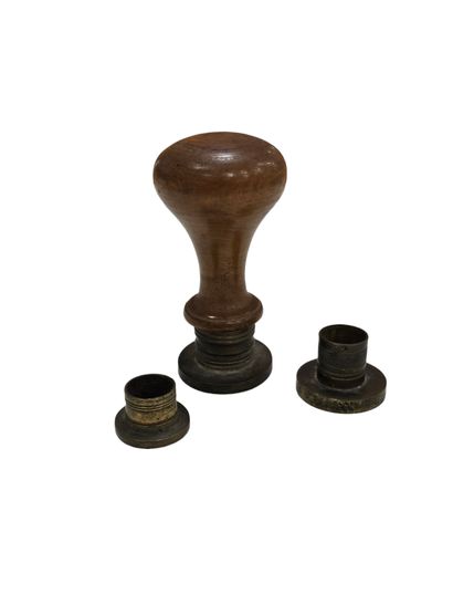 Ensemble de trois cachet en bronze comprenant
Un...