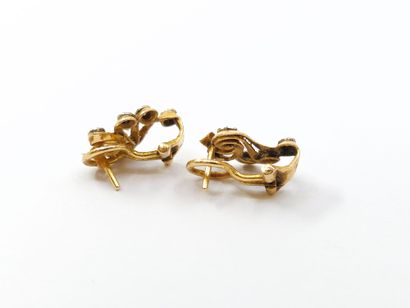 PAIR OF EARRINGS in two-tone 750° gold, floral...